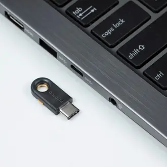 sigurnosni-kljuc-yubico-yubikey-5c-usb-c-crni-19047-flayub013.webp
